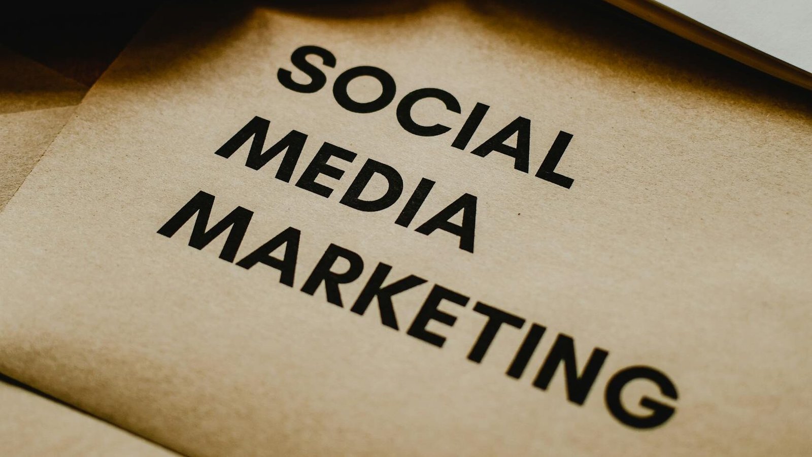 Primer plano de sobres marrones con el texto «Social Media Marketing», ideal para temas relacionados con marketing digital
